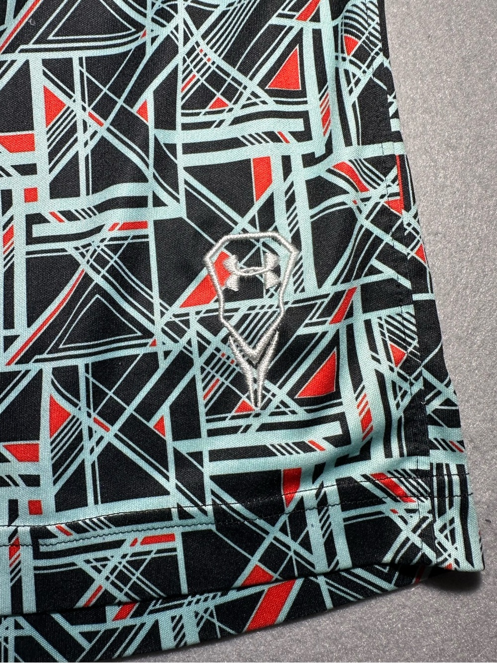Under Armour Men's "Howie Dewdat" Geometric Print Tech shorts. - Picture 2 of 5